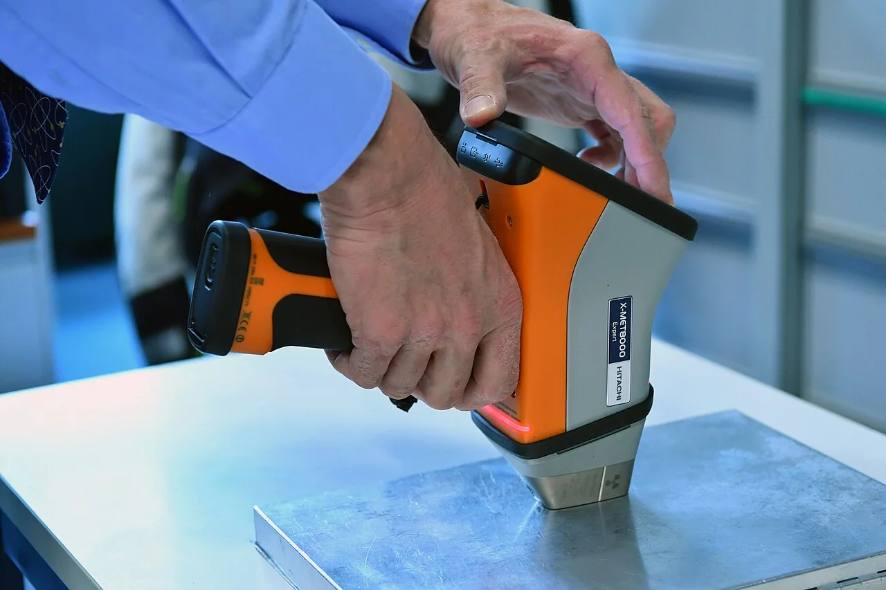 آنالیز فلز با دستگاه XRF دستی